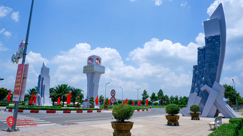 Cổng Trung tâm hành chính huyện Hớn Quản.