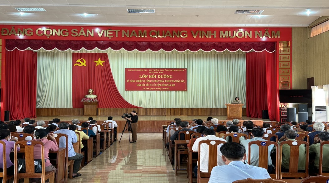 Đồng chí Nguyễn Thị Ngọc Nhung-UV.BTV, Trưởng Ban Tuyên giáo, Giám đốc Trung tâm Chính trị huyện phát biểu khai giảng lớp bồi dưỡng
