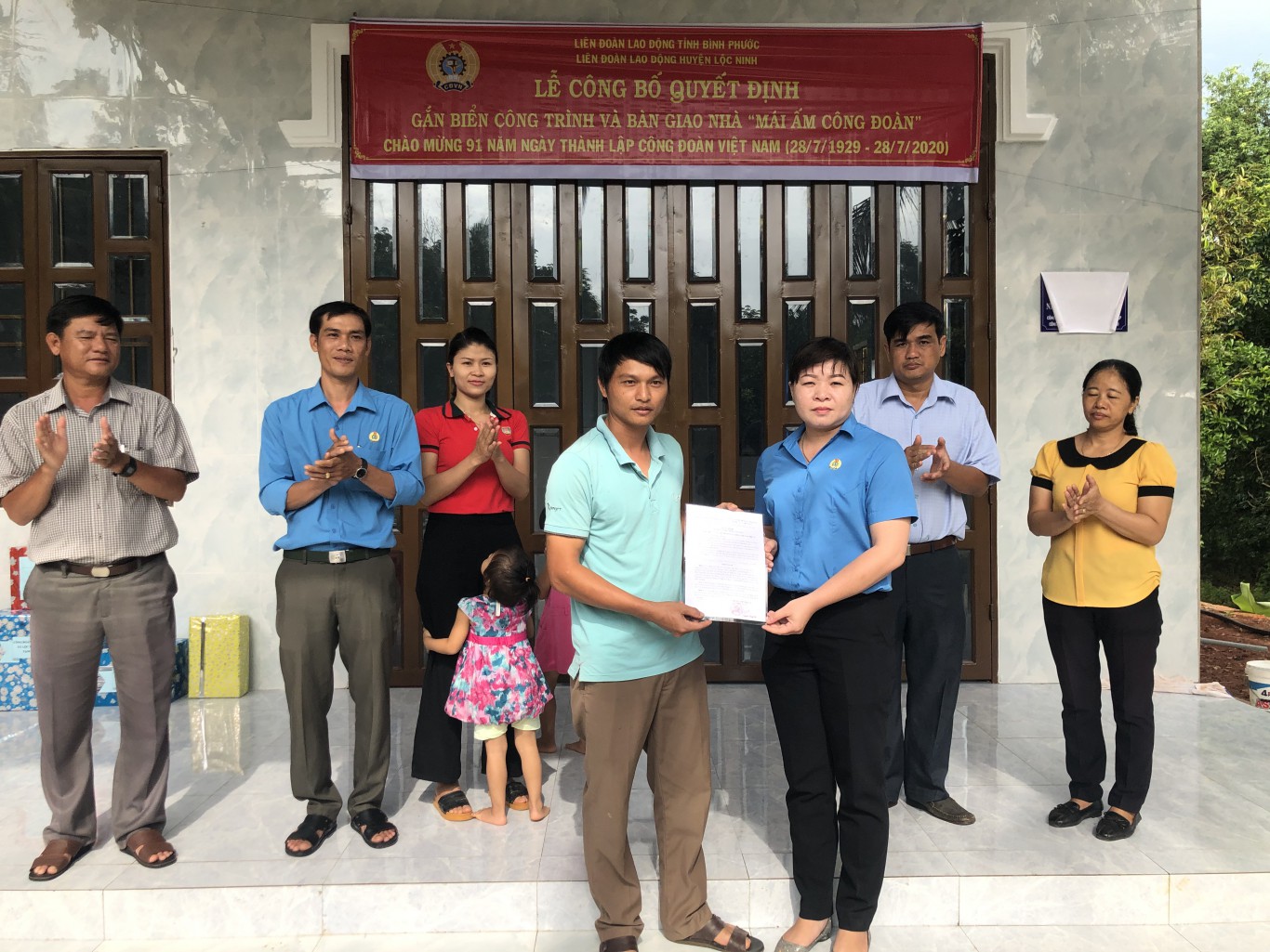 Liên đoàn Lao động huyện Lộc Ninh: Căn nhà “Mái ấm Công đoàn” thứ 3 năm 2020 được trao cho đoàn viên có hoàn cảnh khó khăn về nhà ở