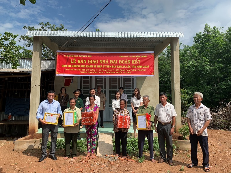 Huyện Lộc Ninh phối hợp trao tặng hai căn nhà Đại đoàn kết tại xã Lộc Tấn