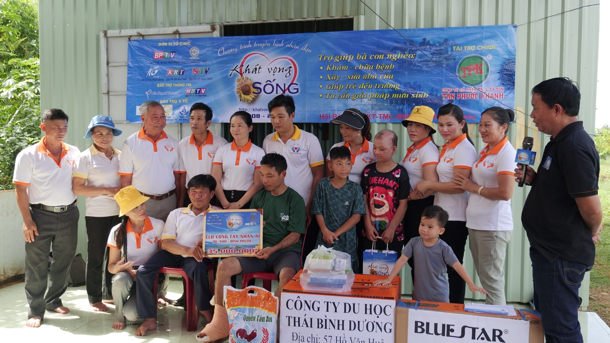 Chương trình "Khát vọng sống" đến với gia đình em Trần Thị Ngọc Anh, xã Long Hưng.