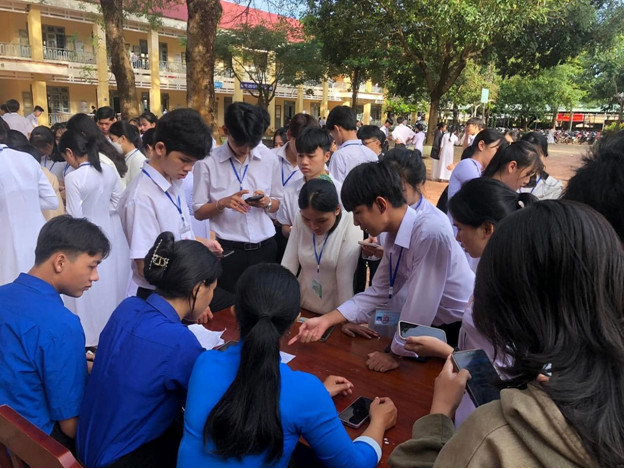 Học sinh trường THPT Nguyễn Khuyến được hướng dẫn cài đặt tài khoản định danh điện tử và app Bình Phước Today