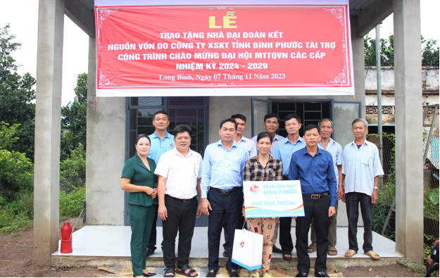 Gia đình bà Nguyễn Thị Lan được tặng nhà Đại đoàn kết.